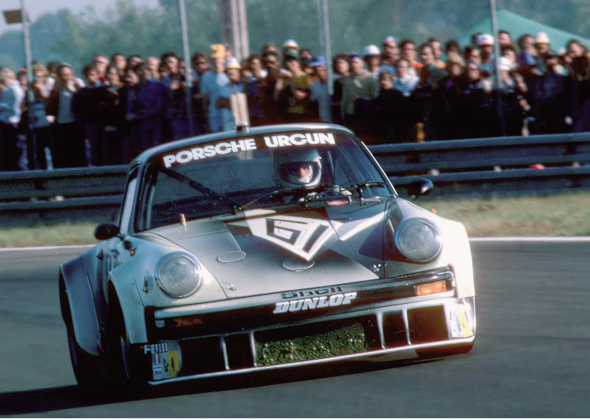 Der Original-Rennwagen bei einer Rallye