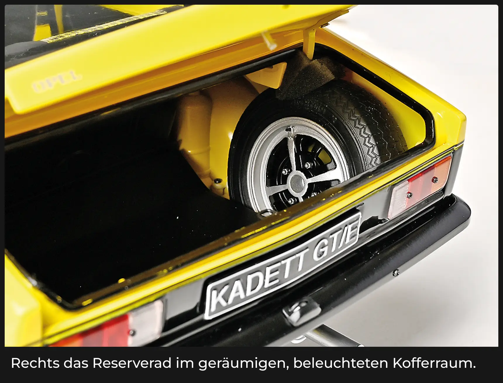 Beleuchteter Kofferraum und rechts das Reserverad