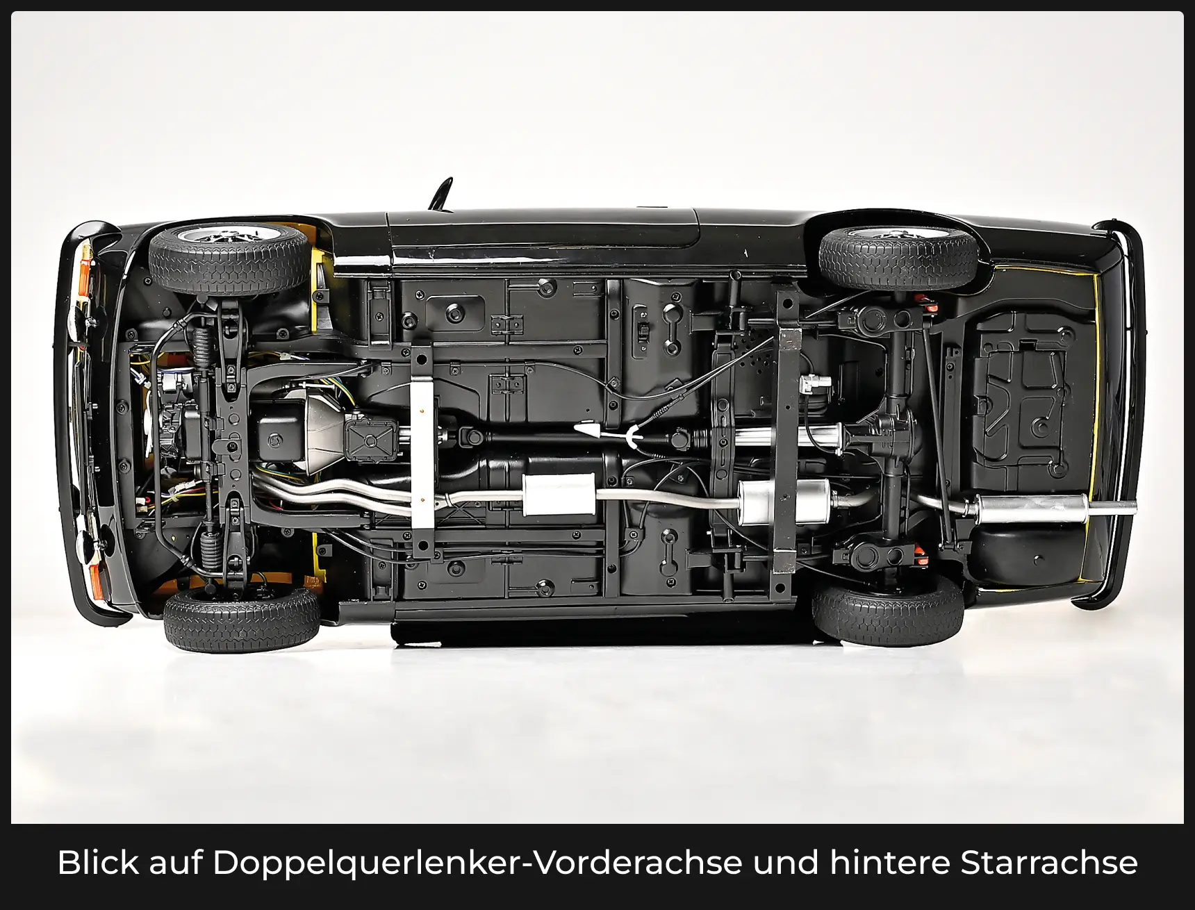 Blick auf Doppelquerlenker-Vorderachse und hintere Starrachse